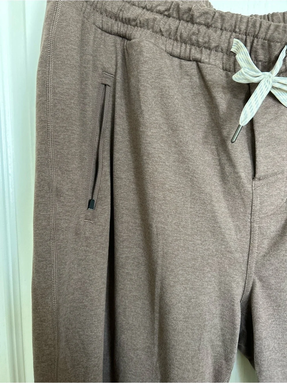 Vuori Men's Dark Brown Drawstring Joggers